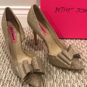 Very princess! Betsey Johnson-Prince Gold 7.5